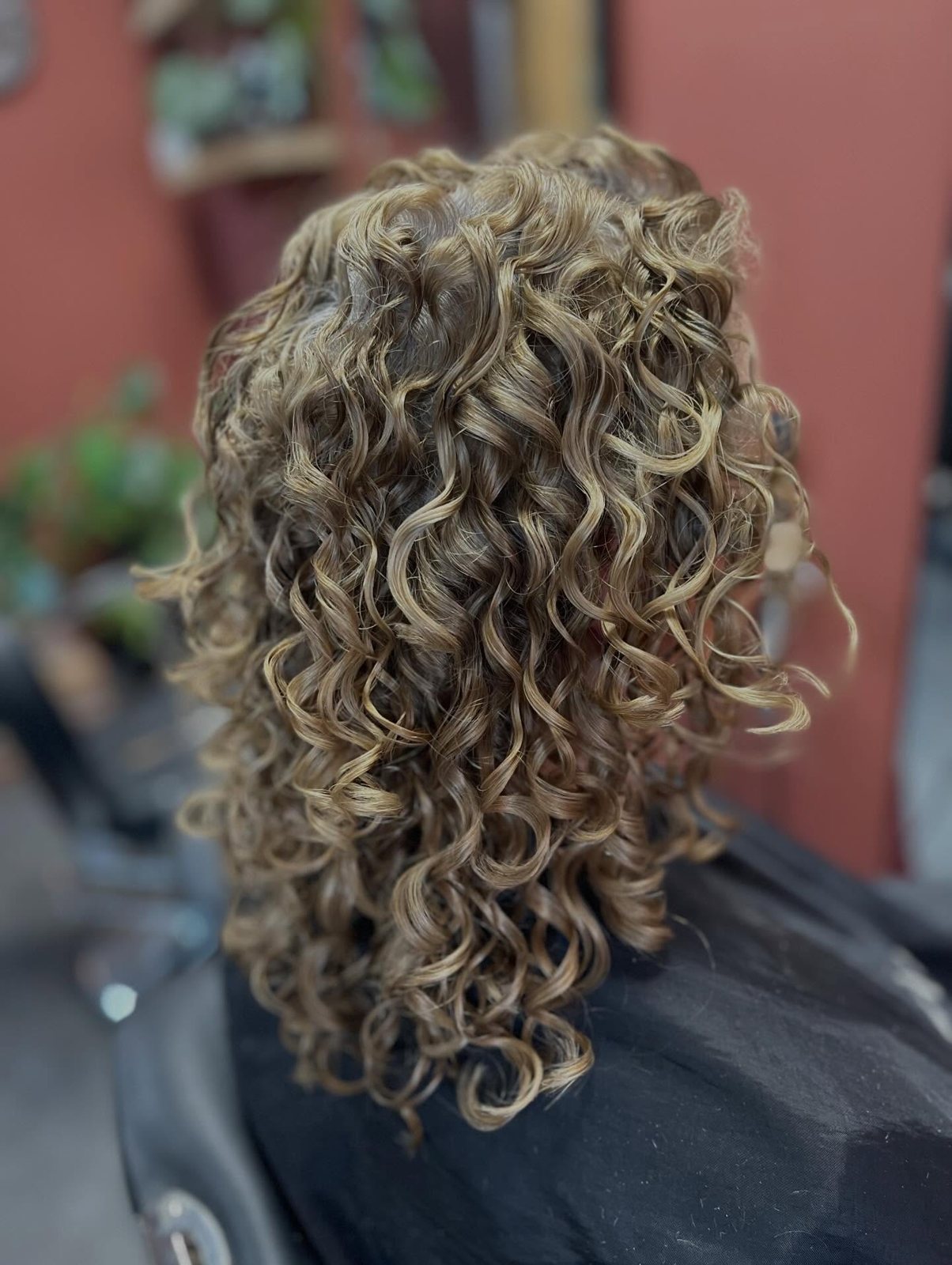 Krullen met highlights van achteren, na het knippen en stylen