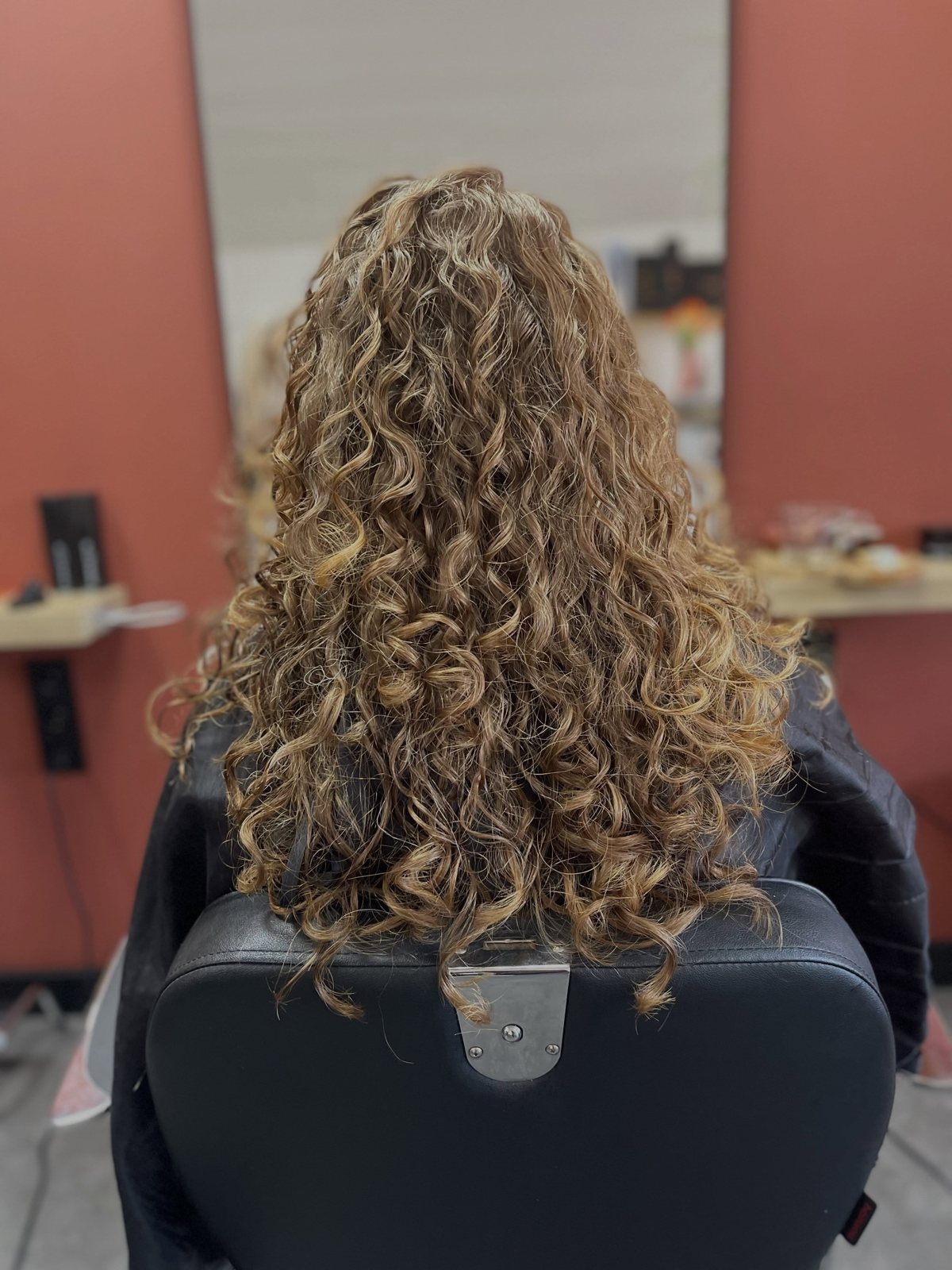 Lange krullen met highlights, net geknipt en gestyled